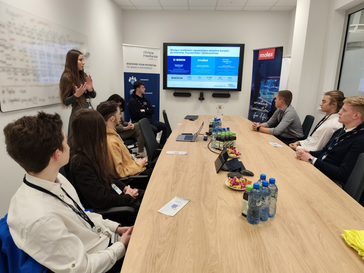Młodzież z Siemianowic Śląskich zdobywa doświadczenie w Phillips Medisize