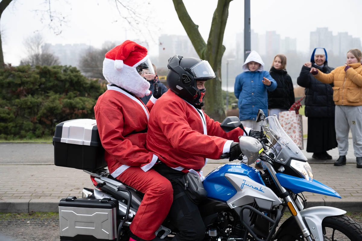 Świąteczna Akcja w Świętochłowicach: MotoMikołaje, Morsowanie i Bieg Mikołajowy na Rzecz Marzenia Justina / fot. Krzysztof Faber