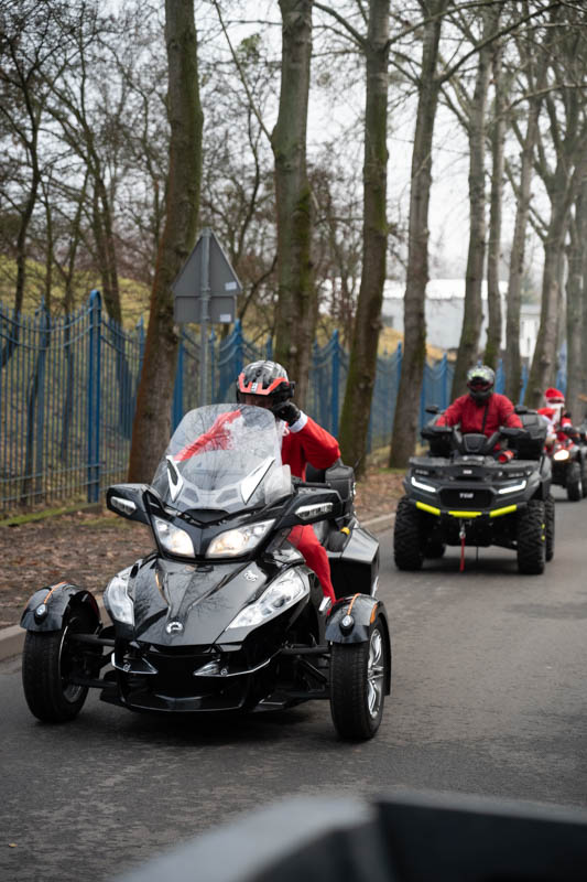Świąteczna Akcja w Świętochłowicach: MotoMikołaje, Morsowanie i Bieg Mikołajowy na Rzecz Marzenia Justina / fot. Krzysztof Faber