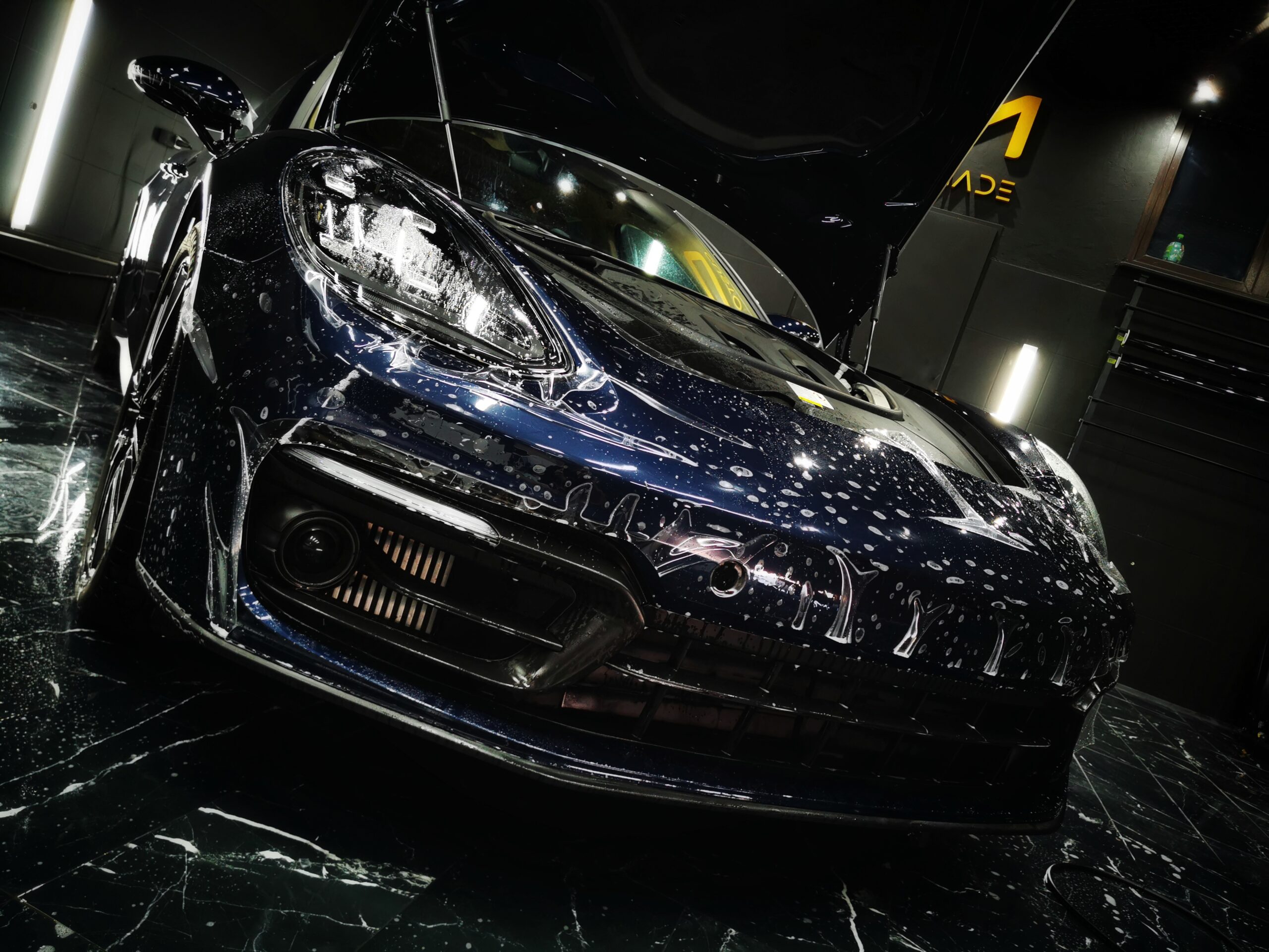 Oklejanie aut folią PPF – co to jest i jak działa ochrona lakieru?