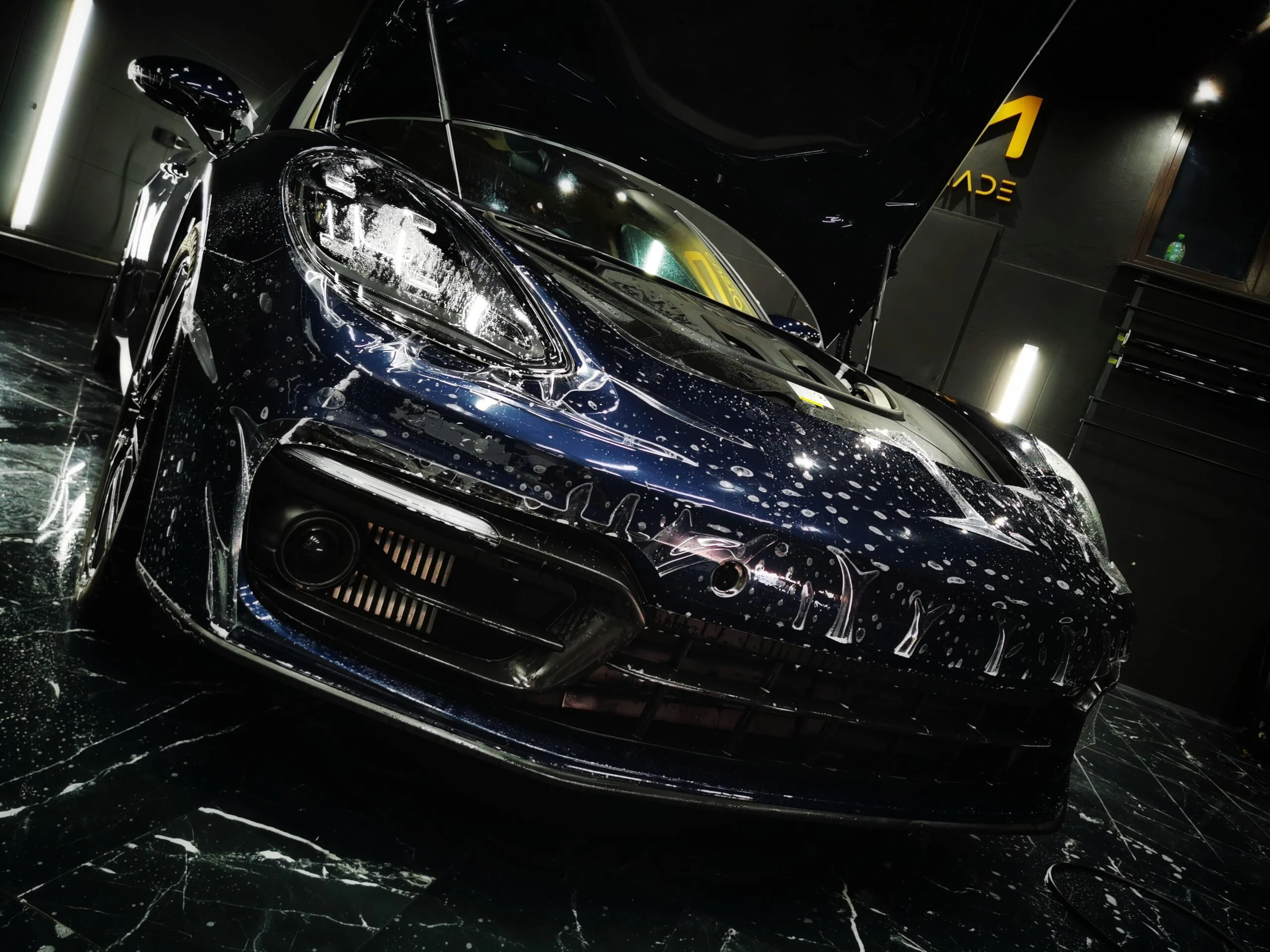 Oklejanie aut folią PPF – co to jest i jak działa ochrona lakieru?