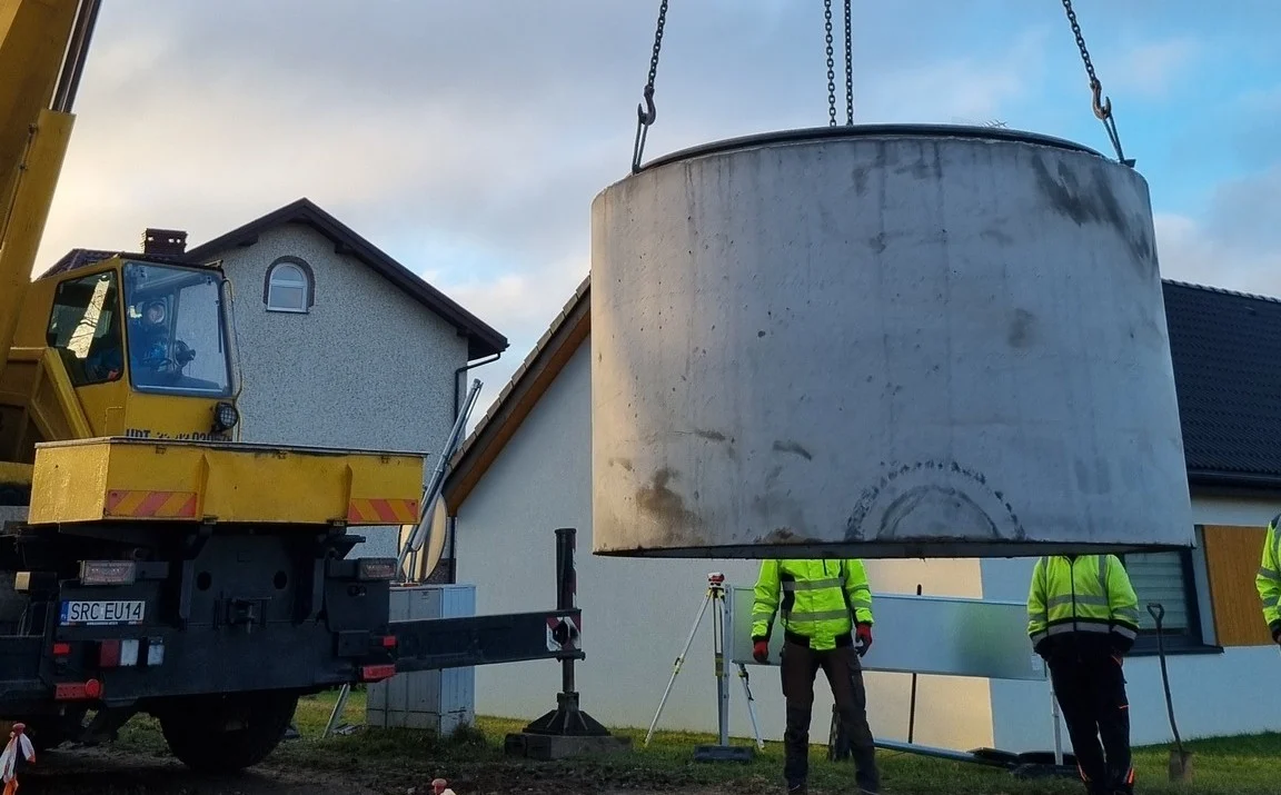 Nowa nawierzchnia i odwodnienie: remont ulicy Strażackiej w Wodzisławiu