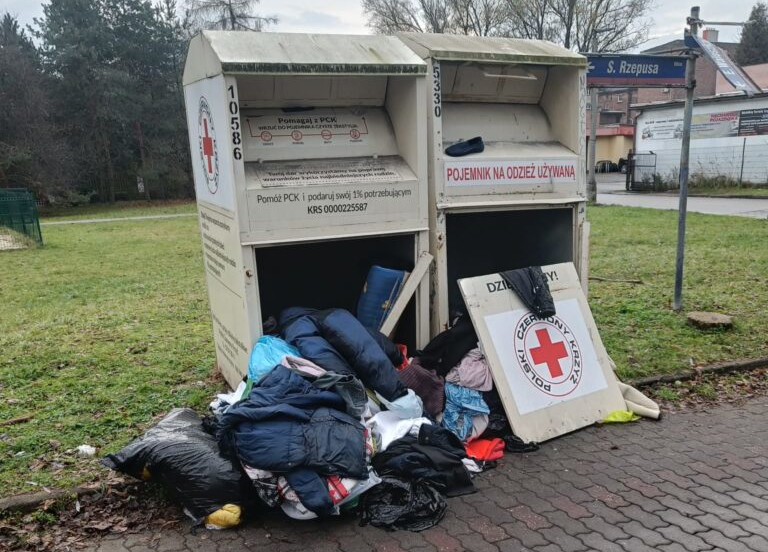 Zdewastowane pojemniki PCK w Siemianowicach. Co dalej z kontenerami na ubrania?