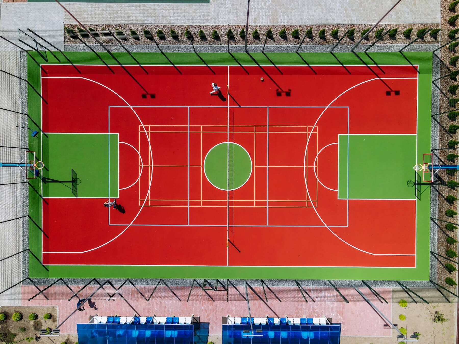 Boiska wielofunkcyjne – jak dobrać odpowiednie wyposażenie, by sprostać wymaganiom różnych dyscyplin?