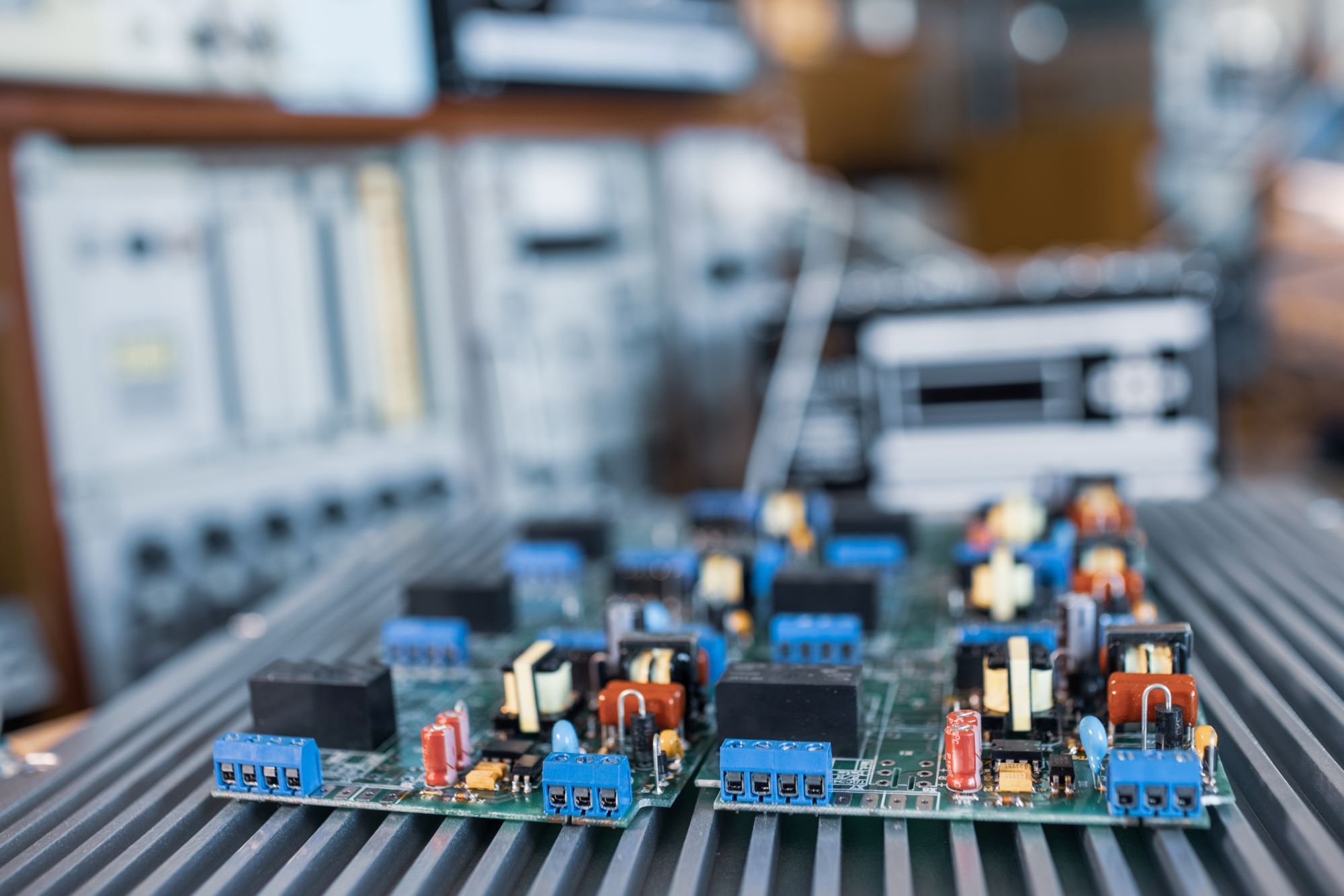 Profesjonalny montaż elektroniczny – Od projektu do gotowego urządzenia