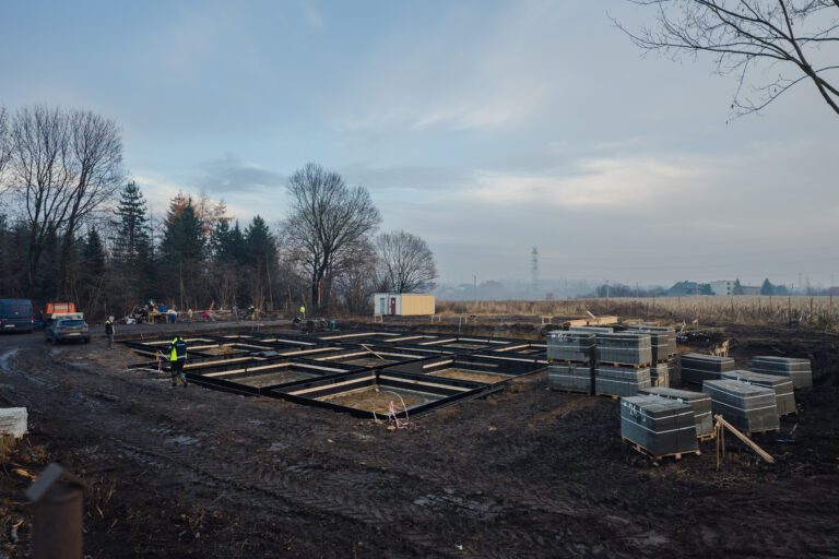 Żłobek z fotowoltaiką i nowoczesnym zapleczem. Budowa przy ul. Bańgowskiej trwa