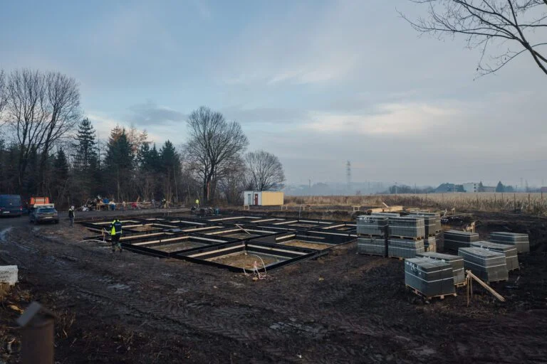 Żłobek z fotowoltaiką i nowoczesnym zapleczem. Budowa przy ul. Bańgowskiej trwa