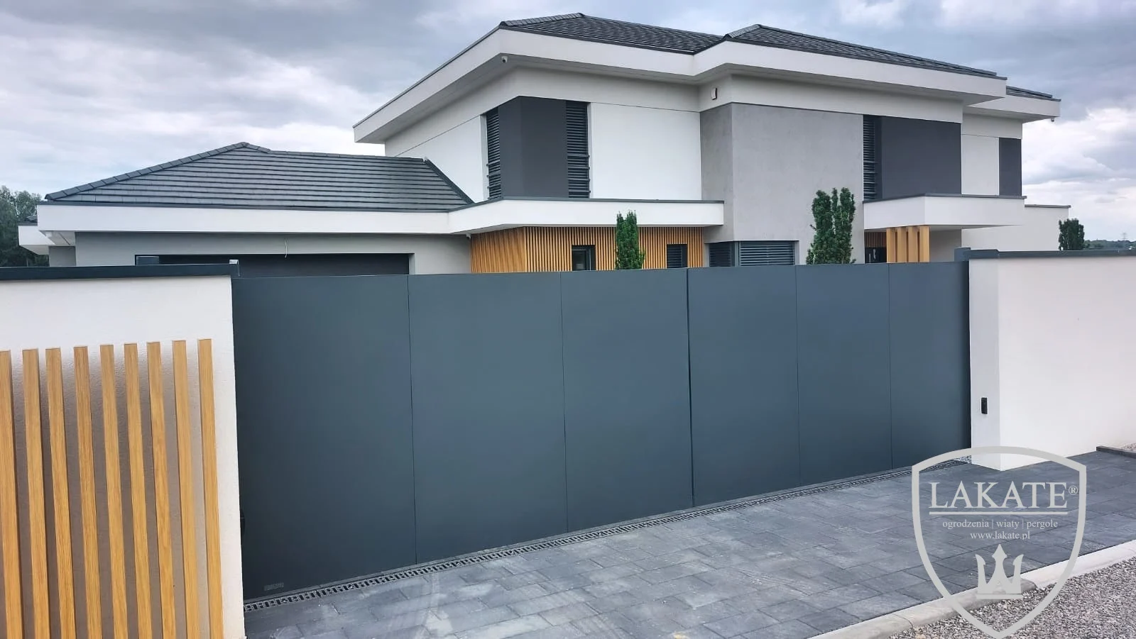 Nowoczesne ogrodzenia i wiaty samochodowe w Gliwicach – Lakate