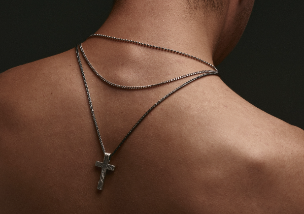 Srebrne łańcuchy pancerne męskie w codziennych stylizacjach: jak nosić je naturalnie i z klasą