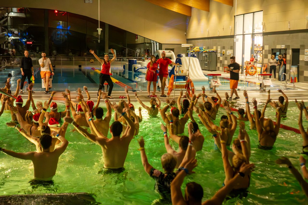 Co przyciągnęło blisko 100 osób na katowicki basen późnym wieczorem?