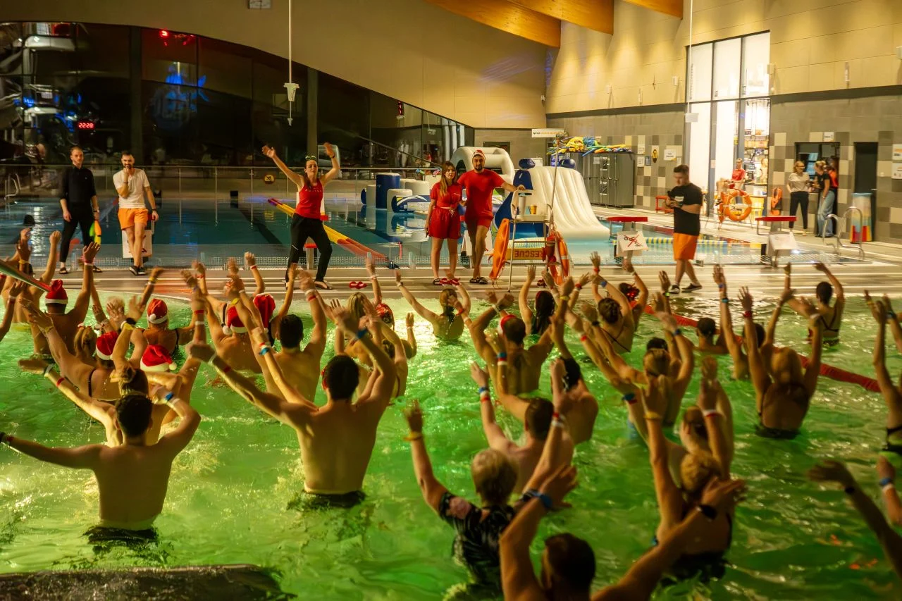 Co przyciągnęło blisko 100 osób na katowicki basen późnym wieczorem?