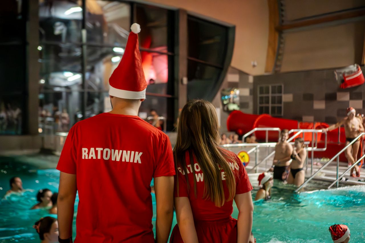 Co przyciągnęło blisko 100 osób na katowicki basen późnym wieczorem? / fot. KAW