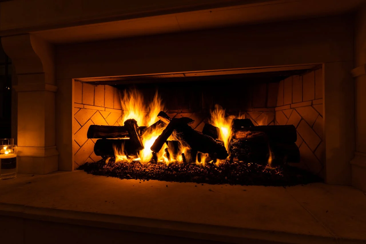 Realistyczny efekt płomienia w kominkach gazowych – od ceramiki po technologię LED