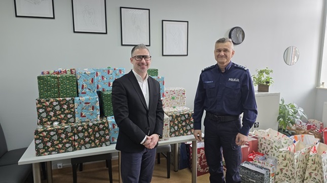 Policja i pracownicy komendy wspierają seniorów – paczki z żywnością na Święta