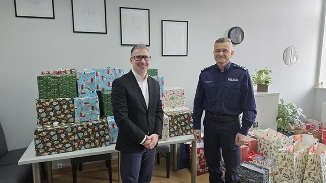 Policja i pracownicy komendy wspierają seniorów – paczki z żywnością na Święta