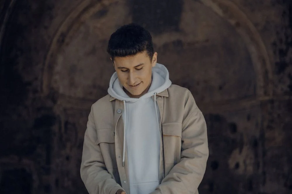 Ciepła bluza męska z kapturem to must-have w każdej garderobie! Sprawdź modne modele!