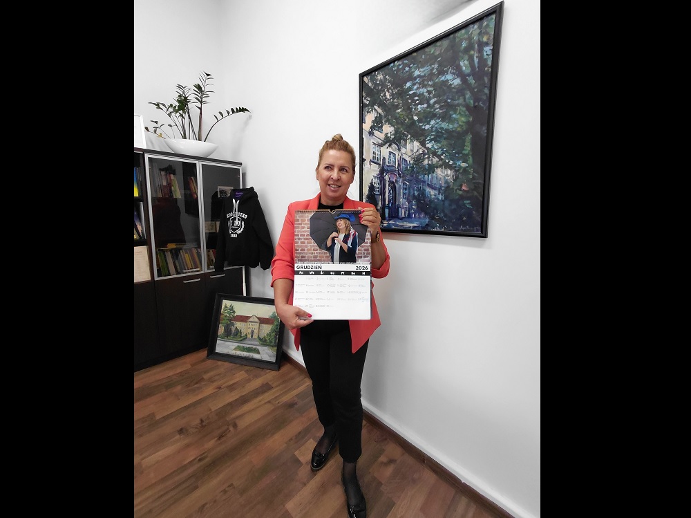 Nauczyciele I LO w Mysłowicach wcielili się w postacie literackie w charytatywnym kalendarzu