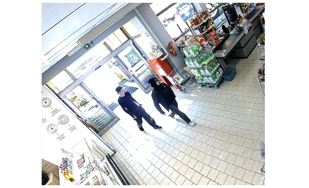 Kasjerka straciła 200 zł. Tyska policja szuka mężczyzn ze zdjęć