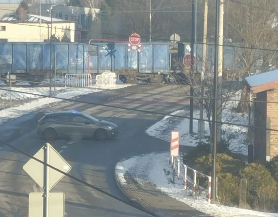 Kolizja na przejeździe kolejowym. Zablokowana droga z Halemby do Bielszowic