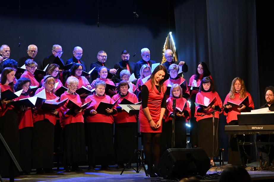Sala Widowiskowa Miejskiego Ośrodka Kultury rozbrzmiała kolędami [FOTO]