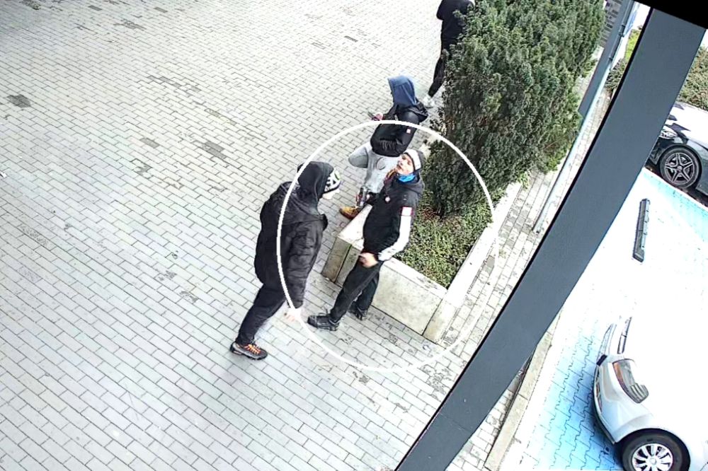 Pobicie w markecie w Katowicach. Policja publikuje wizerunki podejrzewanych