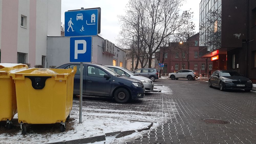 Bank zabrał mieszkańcom miejsca parkingowe? Kierowcy skarżą się na wystawiane mandaty