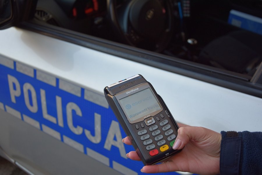 Mandat bez gotówki do 2028 roku. Policja przedłuża program płatności bezgotówkowych