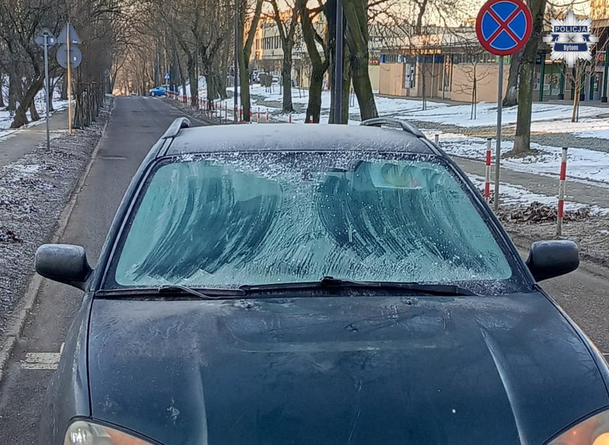 Poruszał się oszronionym pojazdem i nie ustąpił pierwszeństwa pieszej. Kobieta trafiła do szpitala