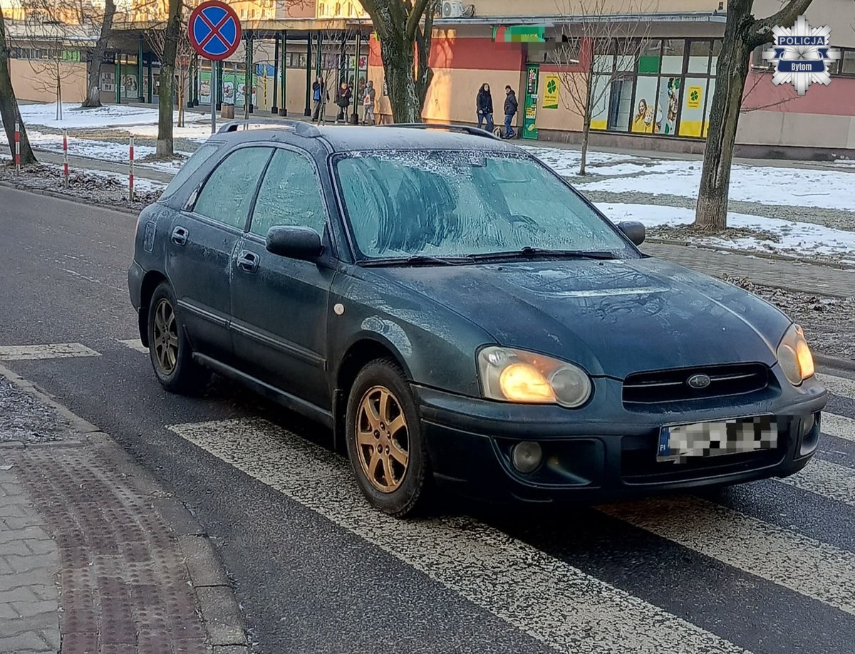 Poruszał się oszronionym pojazdem i nie ustąpił pierwszeństwa pieszej. Kobieta trafiła do szpitala / fot. KMP Bytom