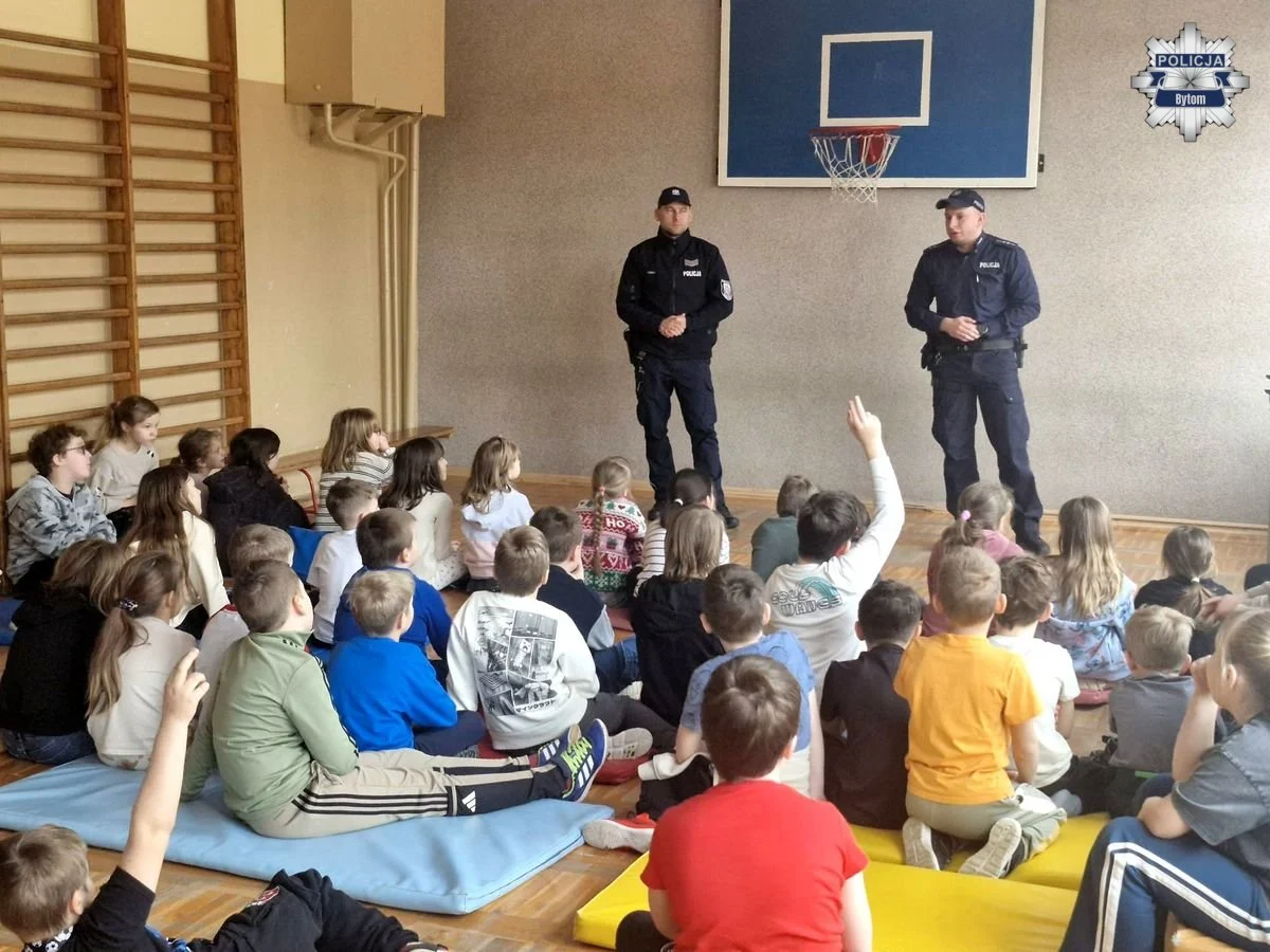 Dzielnicowi z bytomskiej „jedynki” edukowali dzieci w SP 54