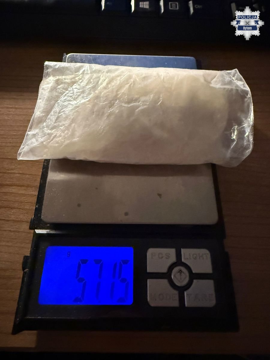 Na widok policjantów 52-latek wyrzucił narkotyki i wyskoczył przez okno... / fot. KMP Bytom