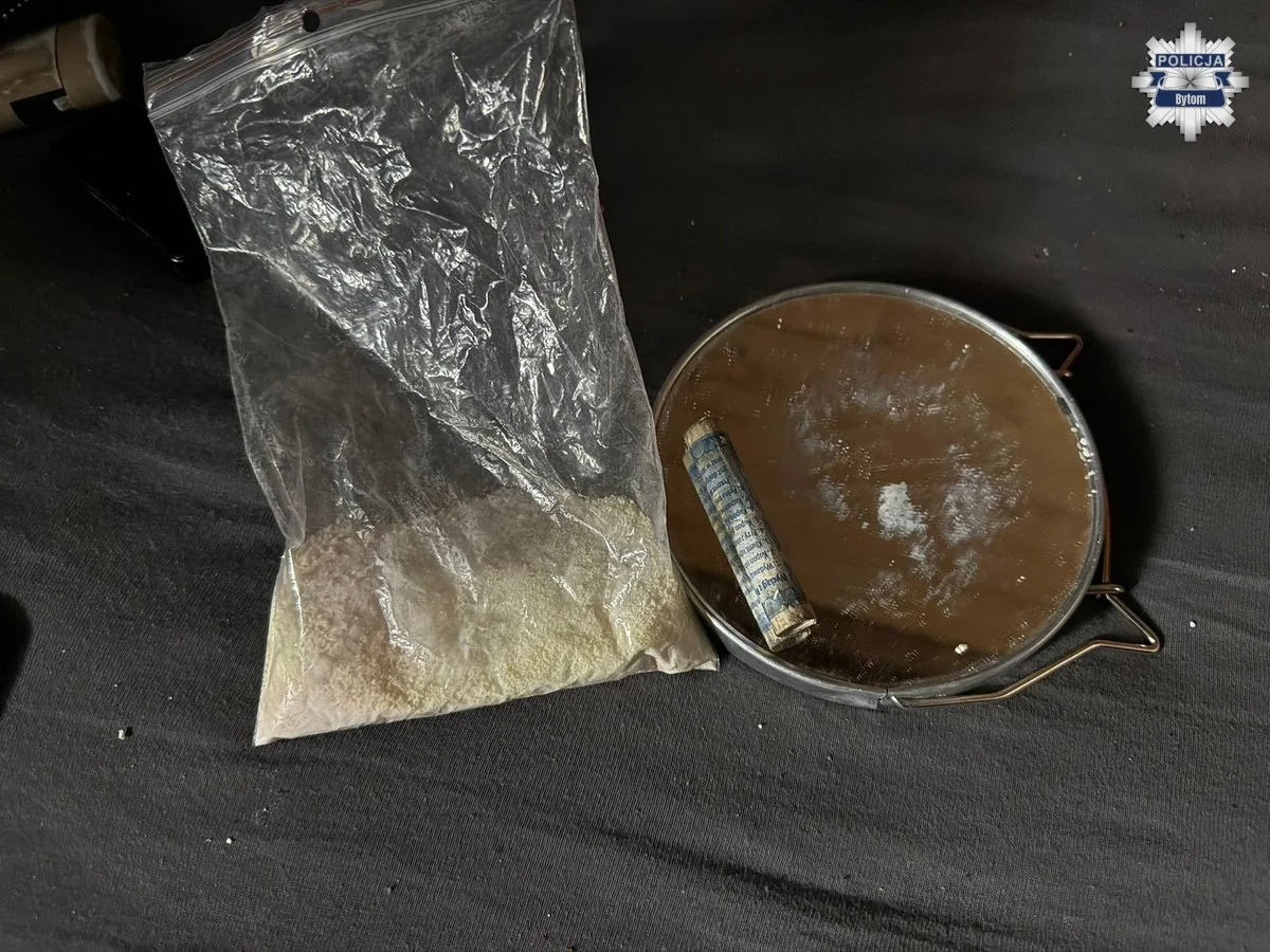 Na widok policjantów 52-latek wyrzucił narkotyki i wyskoczył przez okno...