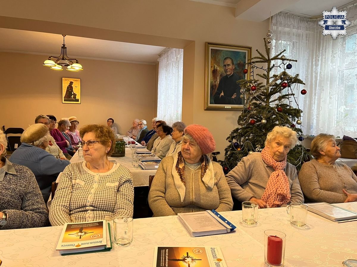 W parafii św. Floriana w Chorzowie odbyła się debata społeczna poświęcona bezpieczeństwu seniorów / fot. KMP Chorzów