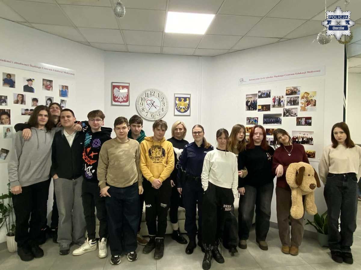 Działania profilaktyczne w Liceum Ogólnokształcącym Hereditas. Policjanci spotkali się z młodzieżą