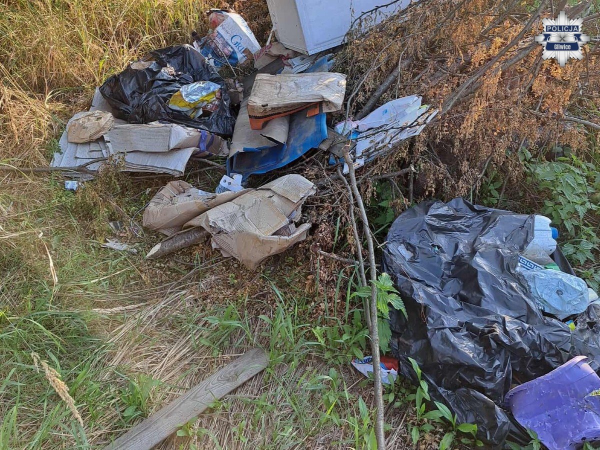 Policjanci z Pyskowic doprowadzili do likwidacji dzikiego wysypiska śmieci. Sprawca ukarany grzywną