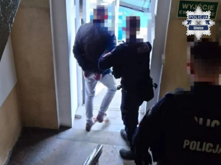 Kierowca taksówki zasnął na środku drogi - w aucie miał 3 kilogramy "anielskiego pyłu"