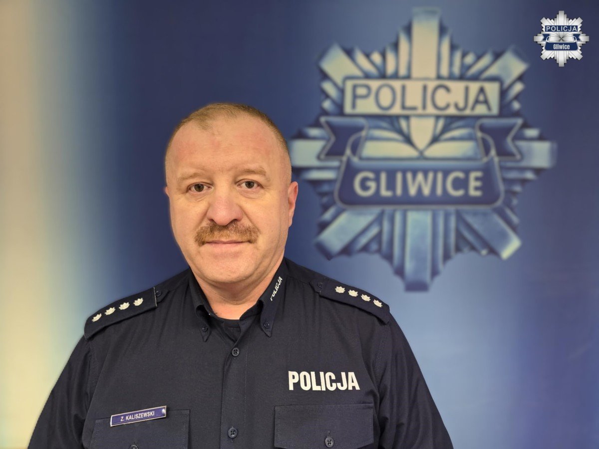 Szybka i profesjonalna reakcja w sytuacji zagrożenia. Policjant z Gliwic ugasił płonący samochód