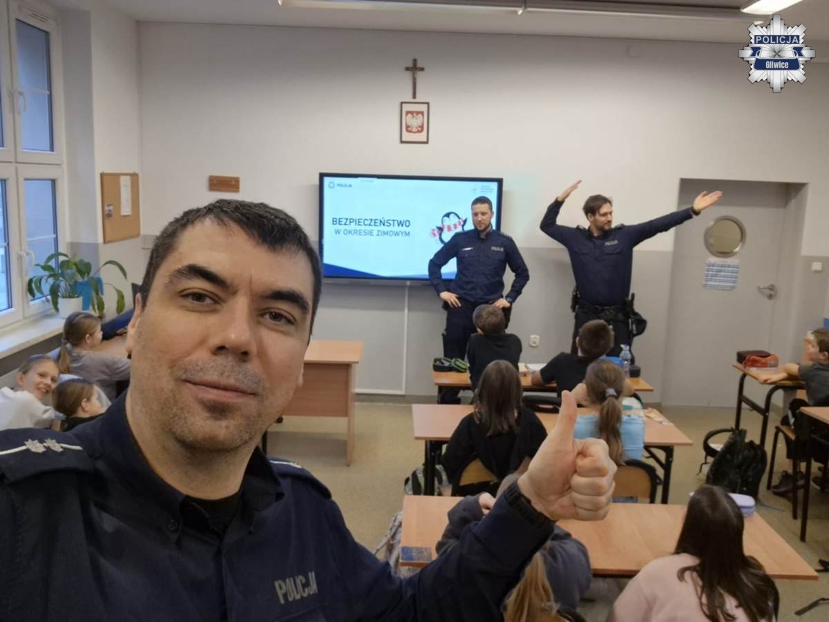 Bezpieczeństwo w czasie ferii zimowych – spotkanie policjantów z uczniami SP nr 17 w Gliwicach