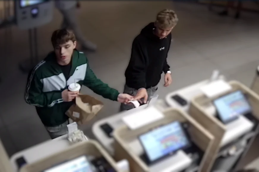 Policja publikuje wizerunki podejrzewanych o uszkodzenie ciała. Rozpoznajesz?