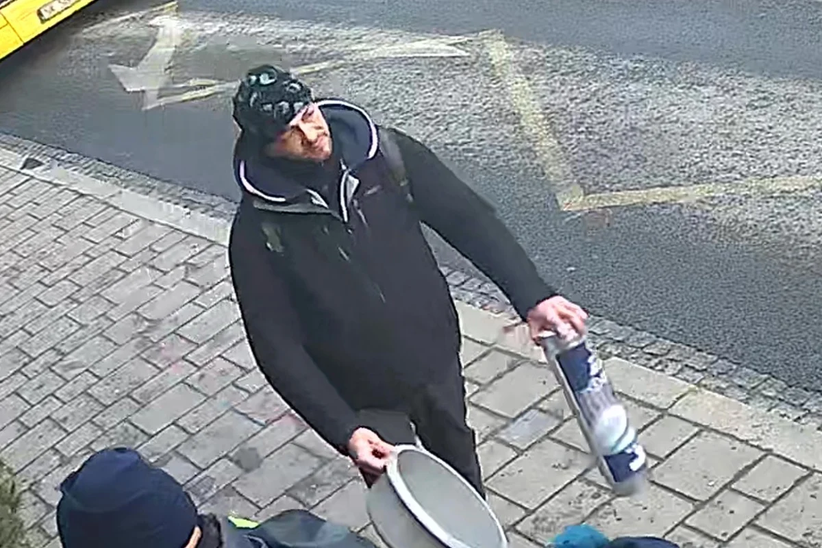 Policja publikuje wizerunek podejrzanego o atak na nieletnią osobę. Rozpoznajesz?