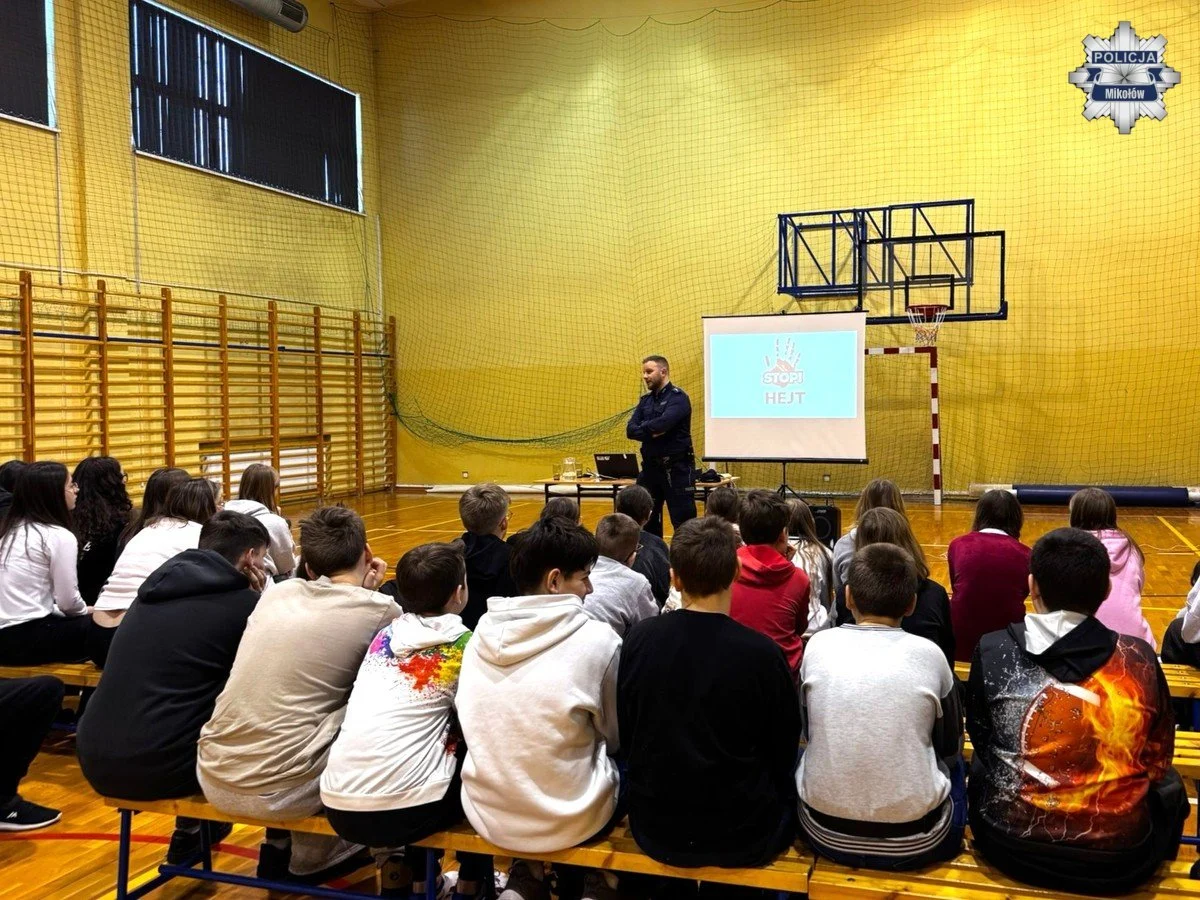 Policjanci edukują młodzież o hejcie i mowie nienawiści w Internecie. Spotkanie w SP nr 5 w Łaziskach Górnych