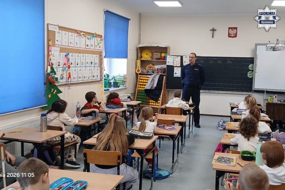 Mysłowicki dzielnicowy edukuje dzieci o bezpieczeństwie podczas ferii zimowych