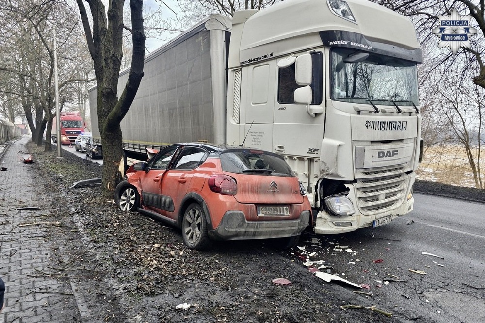 Groźny wypadek w Mysłowicach – 18-latek zasłabł za kierownicą i zderzył się z ciężarówką