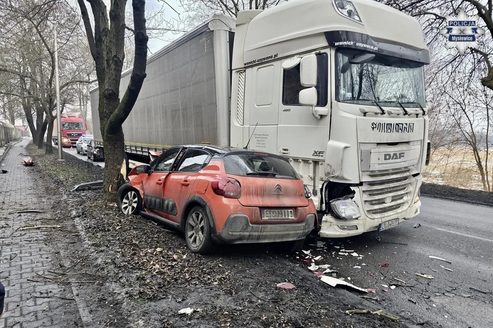 Groźny wypadek w Mysłowicach – 18-latek zasłabł za kierownicą i zderzył się z ciężarówką