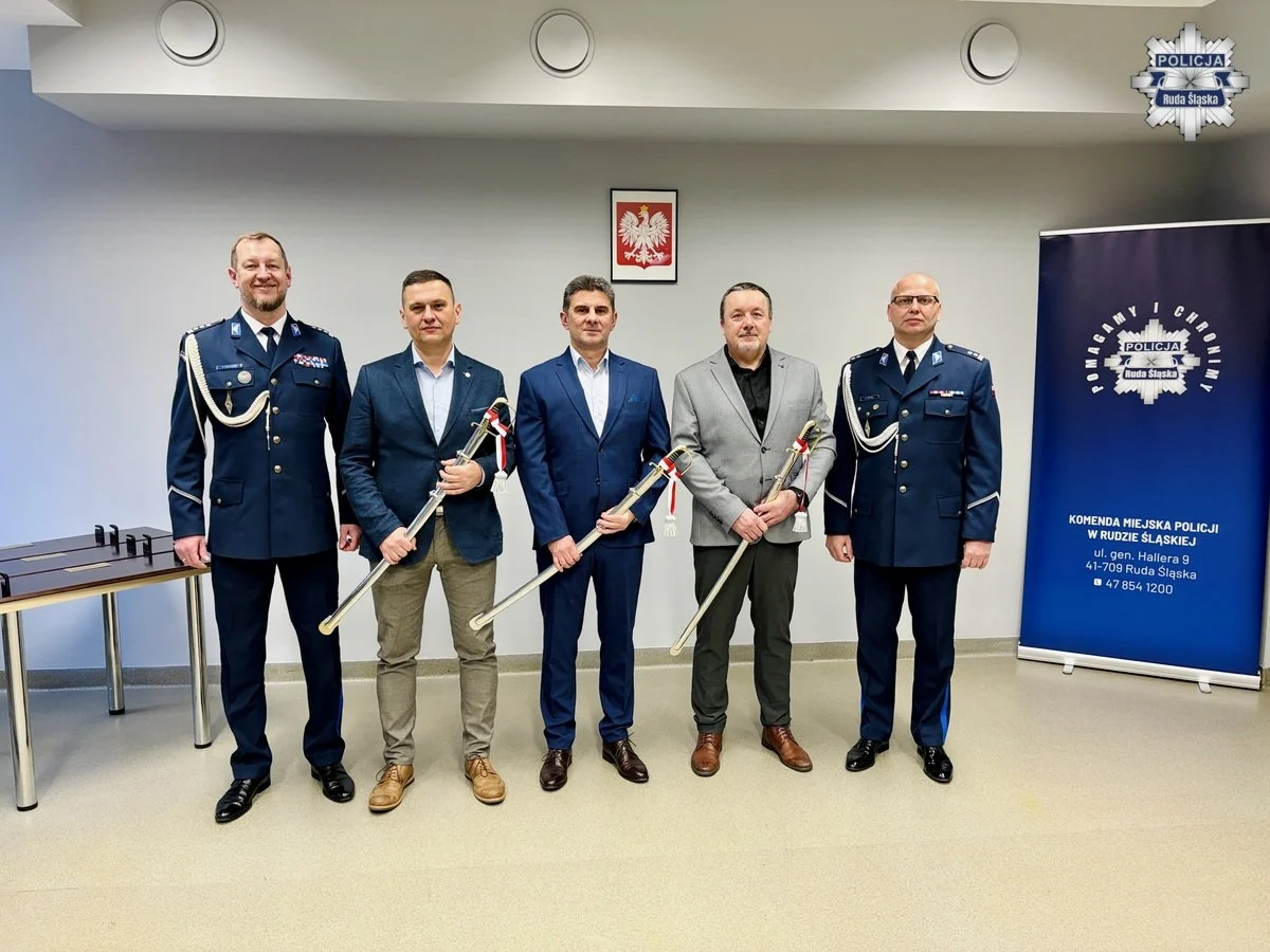 Pożegnania i awanse w rudzkiej komendzie. Trzech policjantów przeszło na emeryturę [ZDJĘCIA]