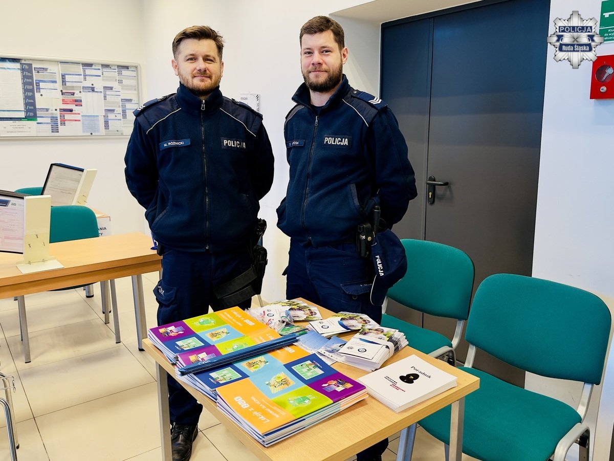 Policjanci zorganizowali punkt profilaktyczny z okazji Dnia Babci i Dziadka