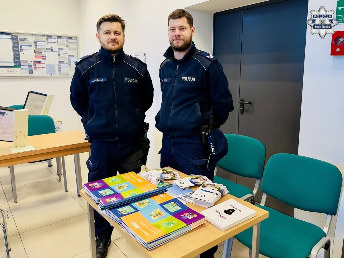 Policjanci zorganizowali punkt profilaktyczny z okazji Dnia Babci i Dziadka