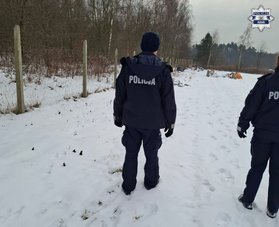 Policja i Ośrodek Pomocy Społecznej pomagają bezdomnym w czasie mrozów