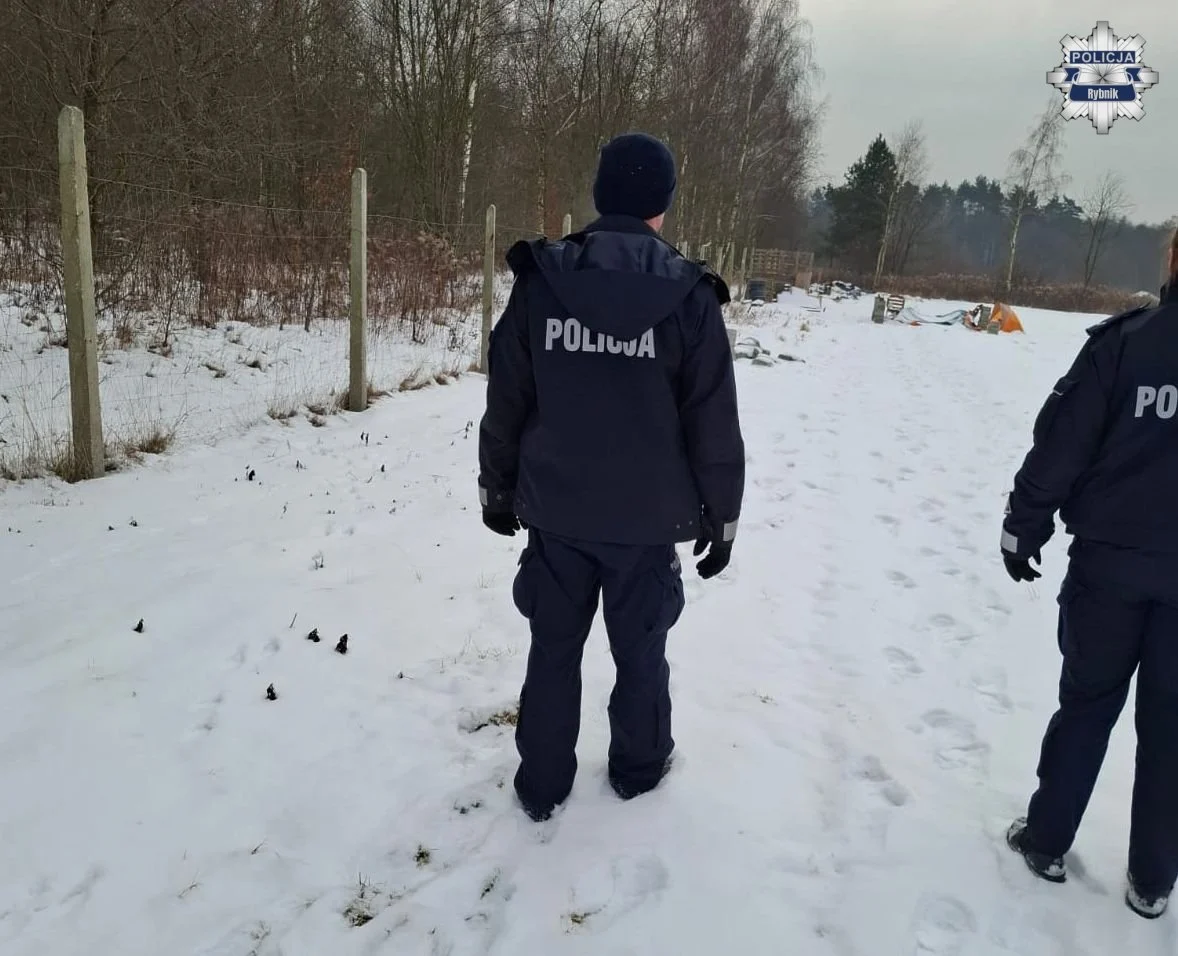 Policja i Ośrodek Pomocy Społecznej pomagają bezdomnym w czasie mrozów