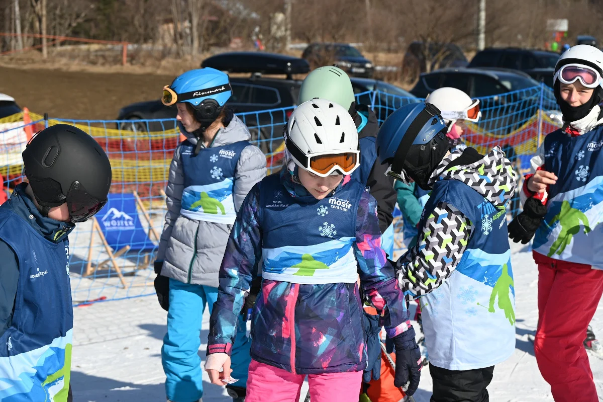 Zimowisko na sportowo 2026. MOSiR zaprasza dzieci i młodzież na aktywne ferie